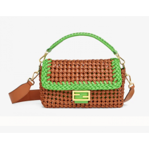 FENDI BAGUETTE Bolso entrelazado de piel marrón 8BR600A