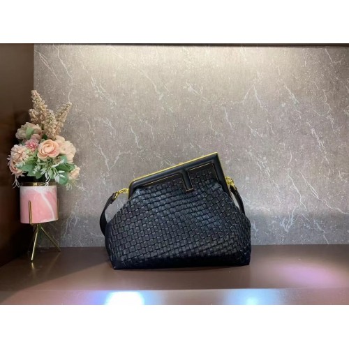 FENDI FIRST MEDIUM Bolso entrelazado de piel menta 8BP127AB negro