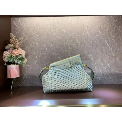 FENDI FIRST MEDIUM Bolso entrelazado de piel menta 8BP127AB verde