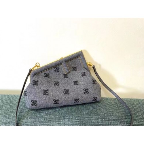 Bolso de franela FENDI FIRST SMALL con bordado 8BP129A GRIS