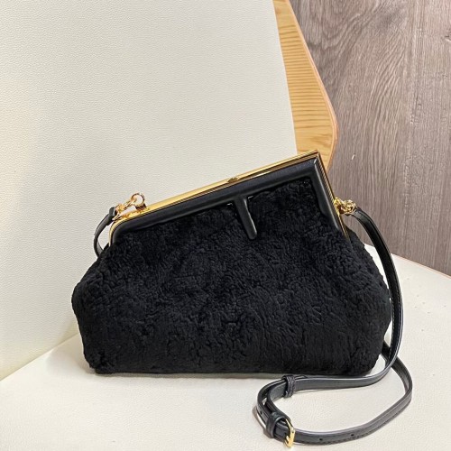 FENDI FIRST SMALL bolso de piel de oveja de lana 5FB2217 negro