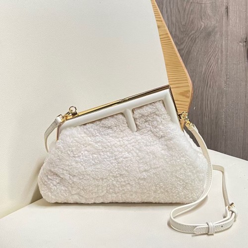 Bolso FENDI FIRST MEDIUM o SMALL de piel de oveja de lana 5FB2217 blanco