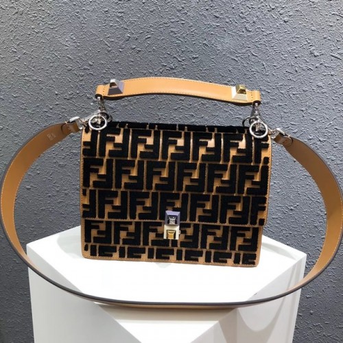 FENDI Kan I Bandolera de piel B9235 negro