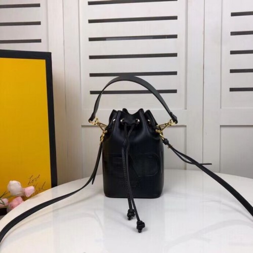Minibolso FENDI MON TRESOR de piel negra 8BS010