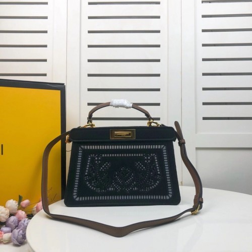 FENDI PEEKABOO ICONIC con decoración bordada en negro F6509