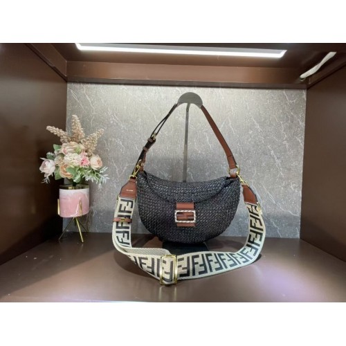 FENDI SMALL CROISSANT Bolso de paja tejida 8BR790AFG negro