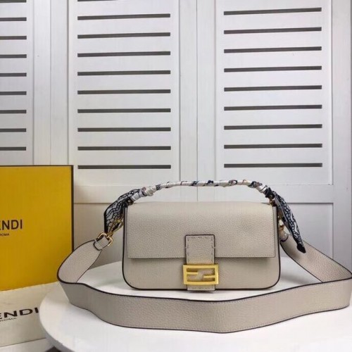 Fendi BAGUETTE bolso de piel F2466 beige