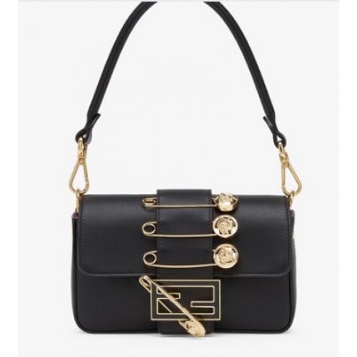 Fendi Brooch mini baguette Bolso de cuero Fendace 8BS066A negro