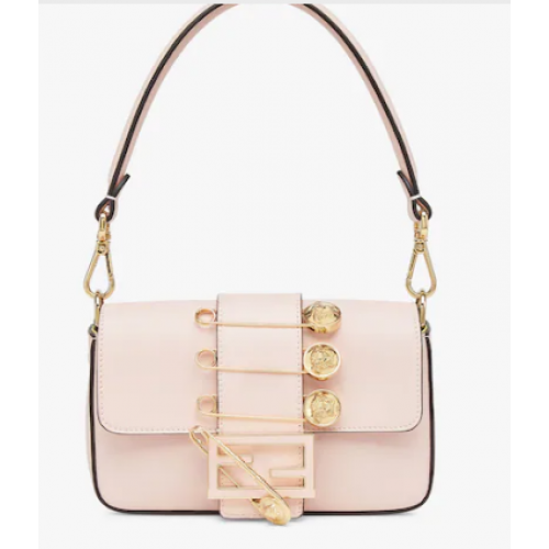 Fendi Brooch mini baguette Bolso de cuero Fendace 8BS066A rosa