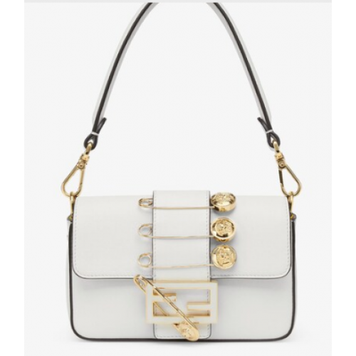 Fendi Brooch mini baguette Bolso de cuero Fendace 8BS066A blanco