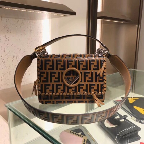 Bolso de hombro con solapa de piel de becerro Fendi 6885 marrón