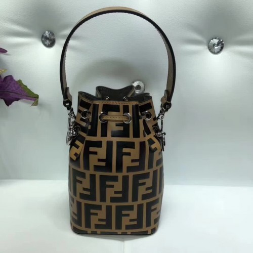 Bolso TOTE con solapa de piel de becerro Fendi 3326