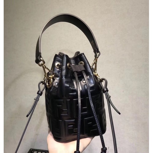 Bolso TOTE con solapa de piel de becerro Fendi 3326 Negro