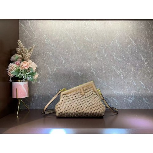 Bolso Fendi First Small de cuero entrelazado 8BP129A albaricoque