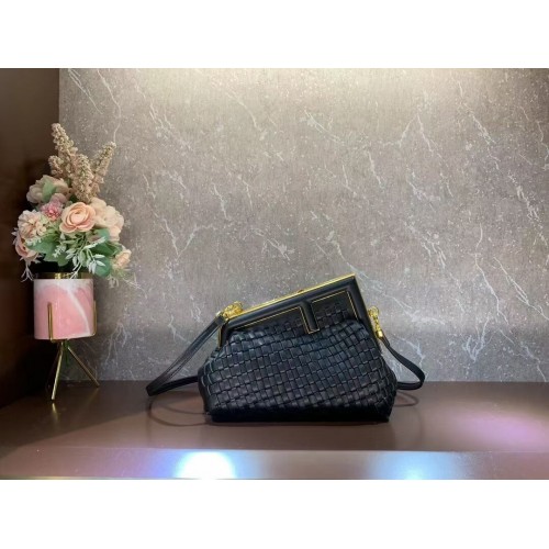 Bolso Fendi First Small de cuero entrelazado 8BP129A negro