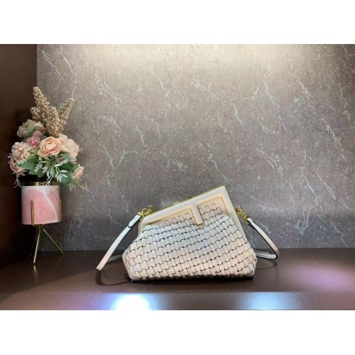 Bolso Fendi First Small de cuero entrelazado 8BP129A crema