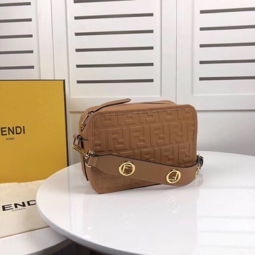 Fendi MINI CAMERA CASE bolso de cuero 8BS019A albaricoque