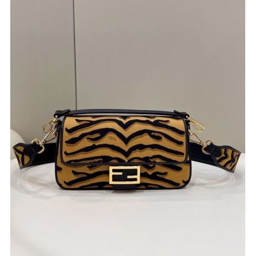 FENDI MIDI BAGUETTE bolso de hombro de tela 8BM023 marrón