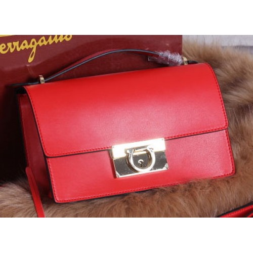 Ferragamo Bolso de hombro mediano de piel de becerro SF099 Rojo