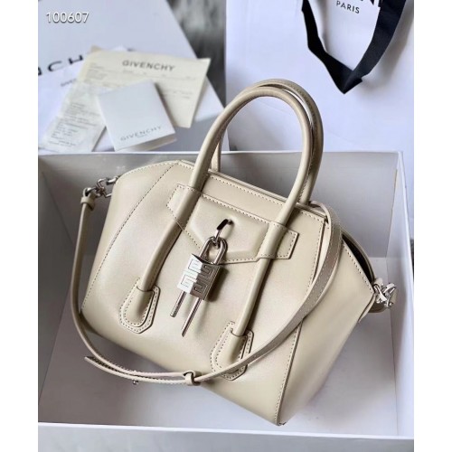 Bolso Antigona pequeño de piel de becerro original granulada de Givenchy BB0512 Blanco roto