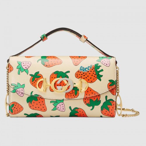 Minibolso con estampado de fresas Gucci Zumi 564718