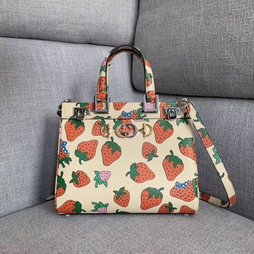 Gucci Zumi bolso pequeño con asa superior y estampado de fresas 569712