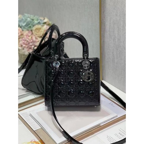BOLSO MEDIANO LADY DIOR Piel de becerro Cannage charol negra M0565OW Tono negro