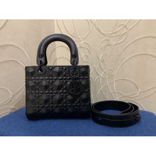 BOLSO MEDIANO LADY DIOR Piel de becerro Cannage C2813 negro