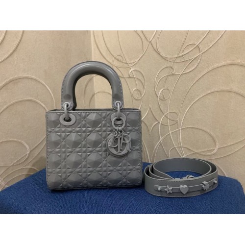 BOLSO MEDIANO LADY DIOR Piel de becerro Cannage C2813 gris