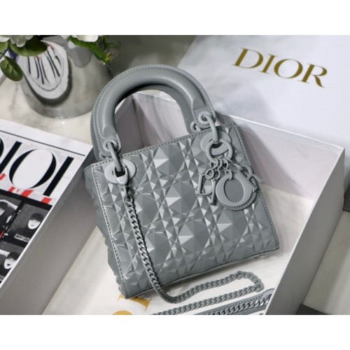 BOLSO MEDIANO LADY DIOR Piel de becerro Cannage M0566OE gris