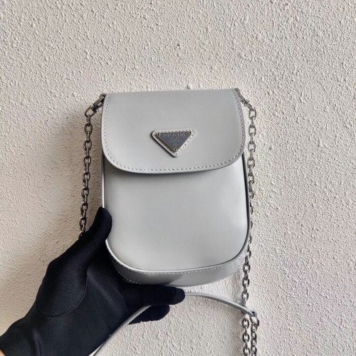Prada Minibolso de piel cepillada 1BH185 gris claro