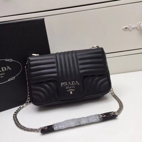 Bolso de hombro Prada en piel de becerro 1BH055 negro