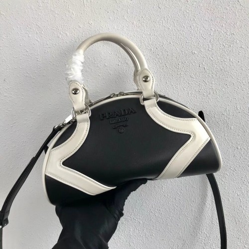 Tote de piel de becerro Prada 1BD071 blanco y negro