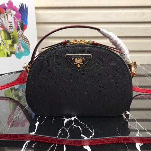 Bolso de piel Prada Odette Saffiano 1BH123 negro y rojo