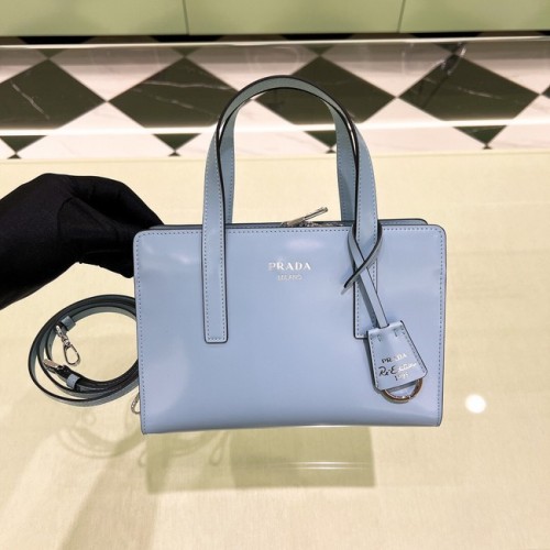Prada Re-Edition 1995 bolso de hombro pequeño de piel cepillada 1BA357 azul claro