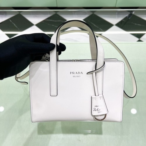 Prada Re-Edition 1995 bolso de hombro pequeño de piel cepillada 1BA357 blanco