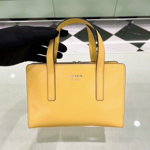 Prada Re-Edition 1995 bolso de hombro pequeño de piel cepillada 1BA357 amarillo