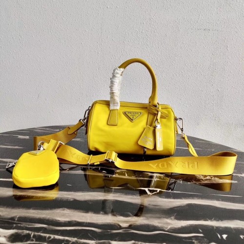 Prada Re-Edition 2005 bolso de mano 1PR846 amarillo