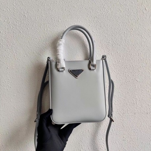 Prada Bolso tote pequeño de piel cepillada 1AD331 gris claro
