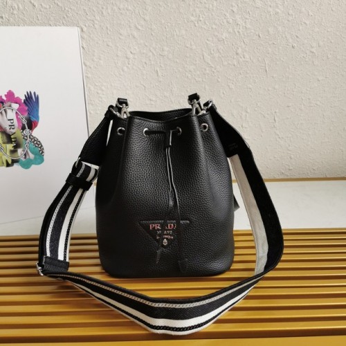 Bolso de hombro Prada en piel 1BE060 negro
