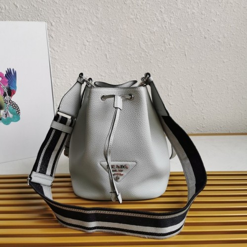 Bolso de hombro Prada en piel 1BE060 gris
