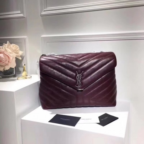 SAINT LAURENT Bolso de hombro mediano Loulou Monogram de piel acolchada 74558 Vino