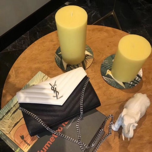 SAINT LAURENT Clutch tipo sobre de piel acolchada con monograma 26813 Blanco y negro