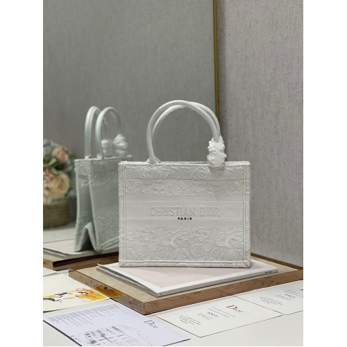 PEQUEÑO DIOR BOOK TOTE Bordado M1265ZRGO blanco