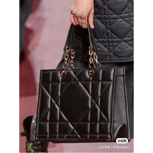 BOLSO TOTE PEQUEÑO DIOR ESSENTIAL Piel de becerro Archicannage Avellana M87211 NEGRO