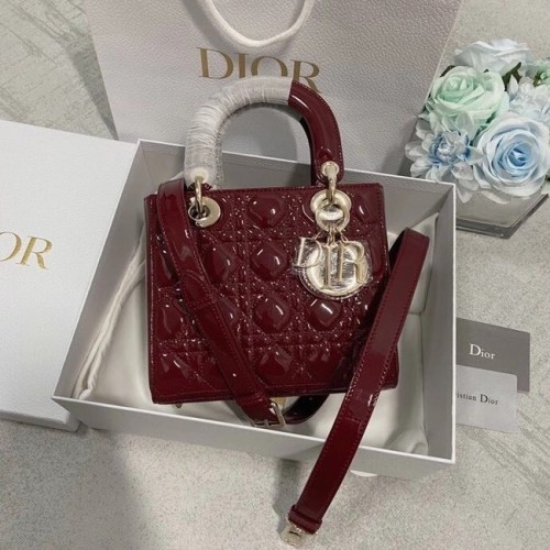 BOLSO PEQUEÑO LADY DIOR Piel de becerro charol rojo M0531