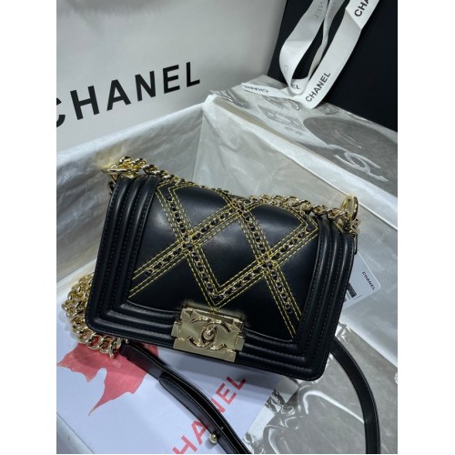 Bolso de mano pequeño BOY CHANEL Piel de ternera arrugada Metal dorado A67085 negro