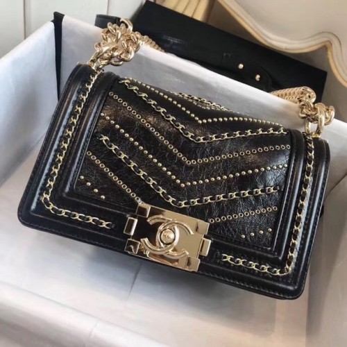 Bolso de mano pequeño BOY CHANEL Piel de ternera arrugada Metal dorado A67085 negro