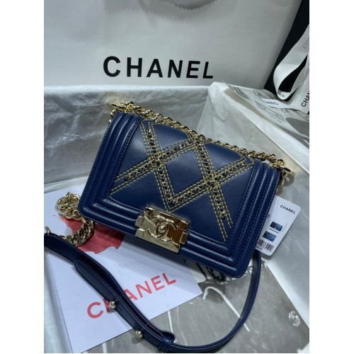 Bolso de mano pequeño BOY CHANEL Piel de ternera arrugada Metal dorado A67085 azul oscuro