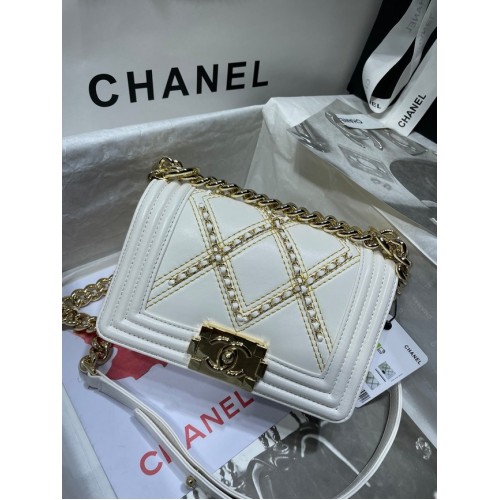 Bolso de mano pequeño BOY CHANEL Piel de ternera arrugada Metal dorado A67085 blanco